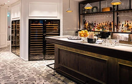 Cellier à vin moderne sur mesure à Montréal avec bouteilles de vin et éclairage LED