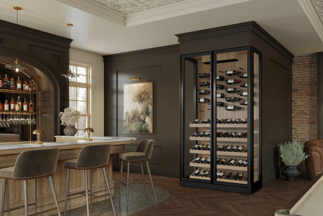 Cave à vin encastrée haut de gamme Cellier Depot dans un intérieur moderne avec table haute et éclairage chaleureux, illustrant l’élégance et le design raffiné des celliers en verre pour la conservation du vin.