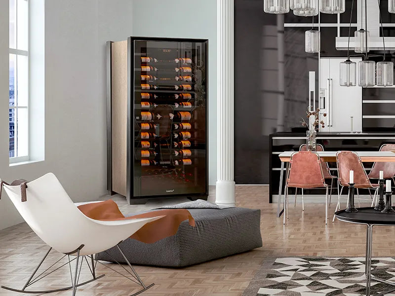 Cellier encastré Eurocave de luxe, bois et verre, dans un appartement design. Rangement vertical pour vin de collection.