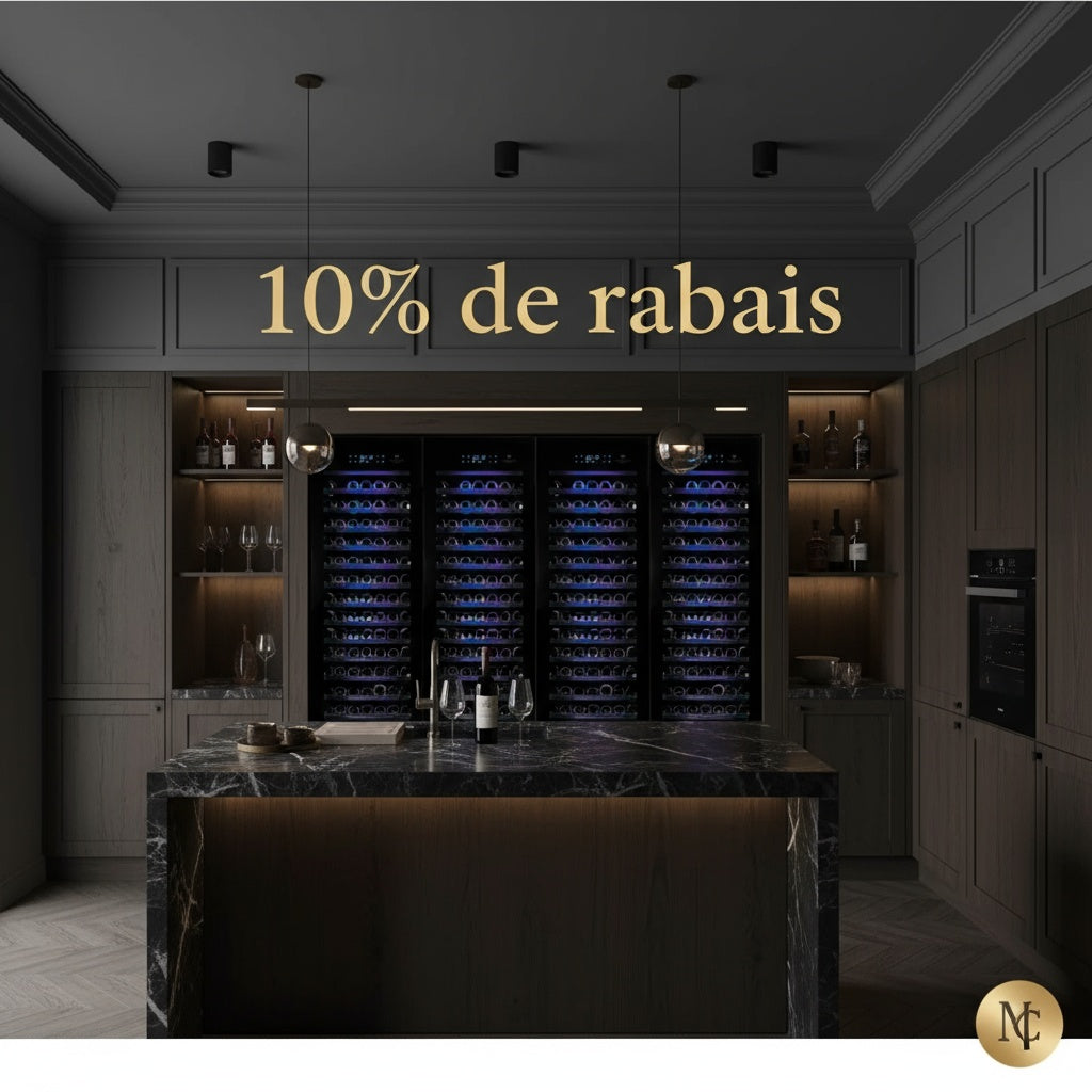 Cave à vin design Cellier Dépôt en verre et bois dans un intérieur moderne, illustrant l’élégance et le savoir-faire des celliers sur mesure haut de gamme.