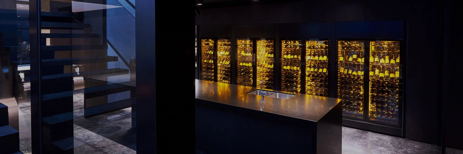 Caves à vin EuroCave haut de gamme exposées chez Cellier Dépôt, design moderne et éclairage LED doré"